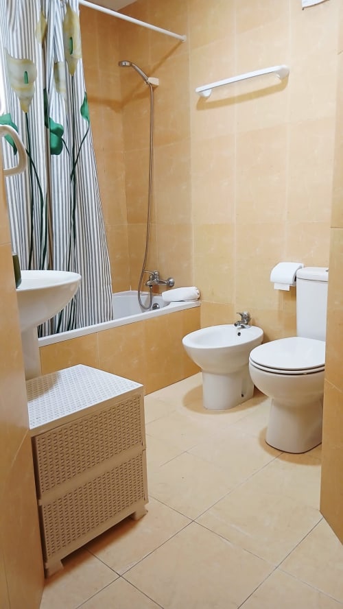 Banheiro moderno em Sweet Home Portas da Rocha em Portimão com vaso sanitário, bidê, chuveiro e acabamentos brancos