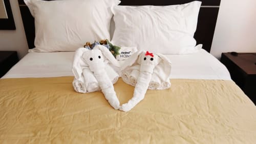 Animais de toalha na cama do apartamento Sweet Home em Portimão com vista para o rio