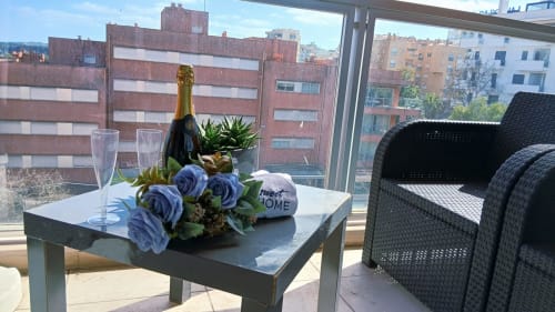 Varanda no Sweet Home Portas da Rocha com champanhe, flores e vistas da cidade em Portimão