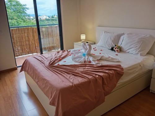 Quarto de luxo em Sweet Home Borralha, Portimão com vista para a cidade, cama decorada e varanda com vista para a paisagem