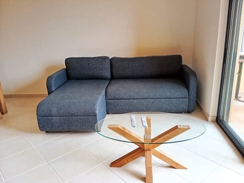 Sofá seccional cinza moderno com mesa de centro em vidro e madeira no apartamento iluminado em Portimão no Sweet Home Borralha