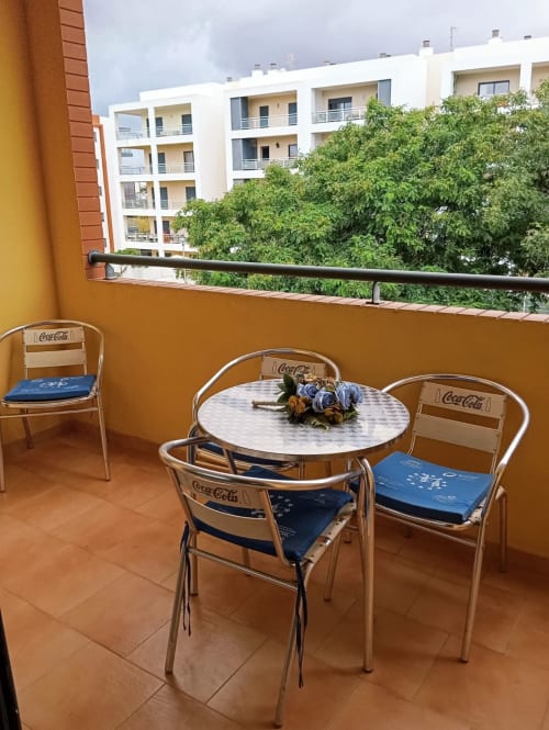 Terraço Coca-Cola com área de estar no apartamento Sweet Home Borralha em Portimão, vista da cidade e edifícios modernos