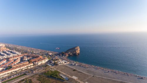 Vista aérea de la playa de Salobreña y el pueblo costero con formación rocosa característica, Granada España