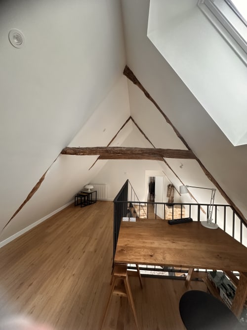 Chambre spacieuse sous les combles à la villa Gite l'Harmonie du Causse avec poutres apparentes, parquet et rambardes métalliques