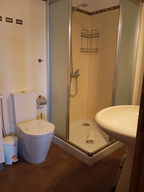 Banheiro moderno do apartamento Sweet Home Vila Rosa em Portimão, com box de chuveiro, vaso sanitário e pia