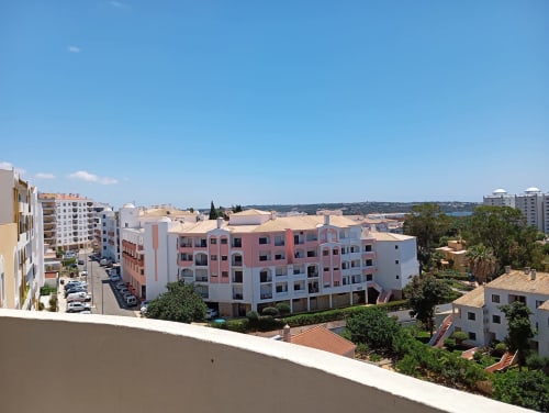Apartamento Sweet Home Vila Rosa em Portimão com vista para a cidade sobre edifícios residenciais coloridos e paisagismo