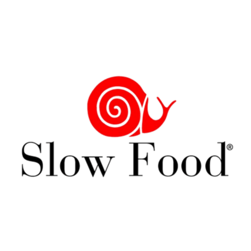 Logo de Slow Food con icono de caracol rojo y texto de la casa rural Casa Grande do Soxal en Oza-Cesuras, España