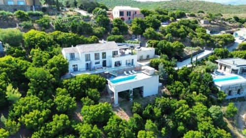 La Conciergerie du Cap Corse, villa de luxe avec piscine à Centuri, entourée d'une végétation méditerranéenne luxuriante