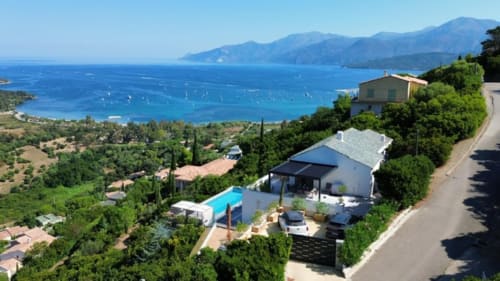 Villa moderne avec piscine dominant la mer Méditerranée turquoise et les montagnes à Centuri, Corse