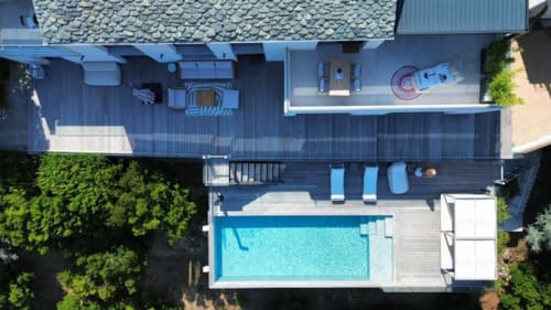 Vue aérienne de La Conciergerie du Cap Corse à Centuri avec piscine, terrasse et salon de détente
