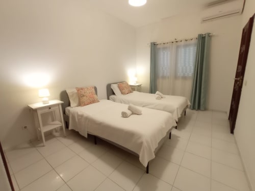 Quarto twin no Sweet Home hotel em Portimão com camas de solteiro, móveis modernos e vista para a cidade