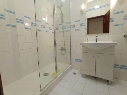 Banheiro moderno em Quarto Buzio no hotel Sweet Home, Portimão com box de vidro e cuba de pia branca