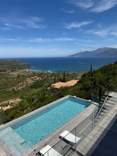 Piscine à débordement surplombant la Méditerranée turquoise et la côte de la Corse à La Conciergerie du Cap Corse, Centuri