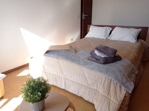 Bright bedroom at Sweet Home MEPP hotel in Portimão with double bed, white pillows, and potted plant