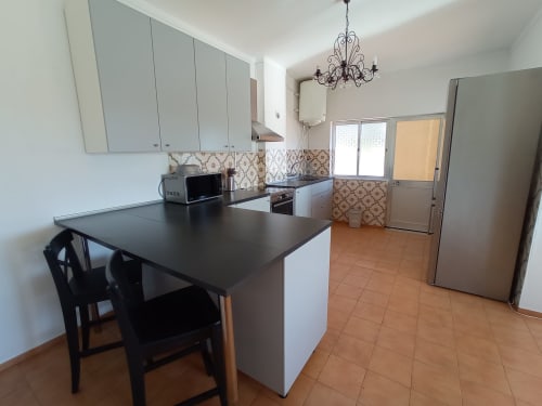 Cozinha moderna com ilha e área de refeições no apartamento Sweet Home Inn Terrace em Portimão, Portugal