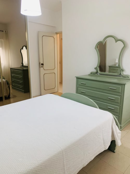 Cômoda verde com espelho no quarto moderno do hotel Sweet Home em Portimão