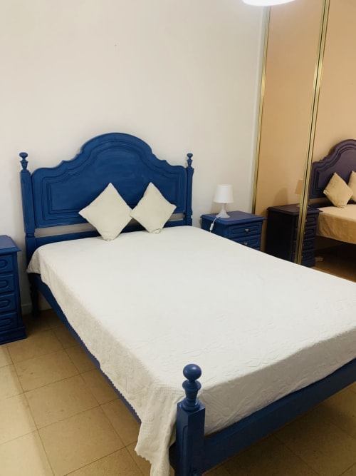 Cama azul brilhante com lençóis brancos no quarto Quarto Azul do hotel Sweet Home em Portimão, Portugal