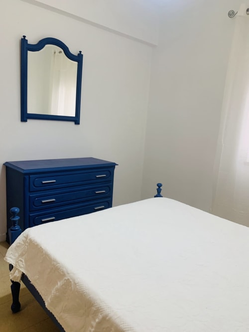 Móveis de quarto azuis com cama branca e espelho no hotel Sweet Home em Portimão, Quarto 25 de Abril