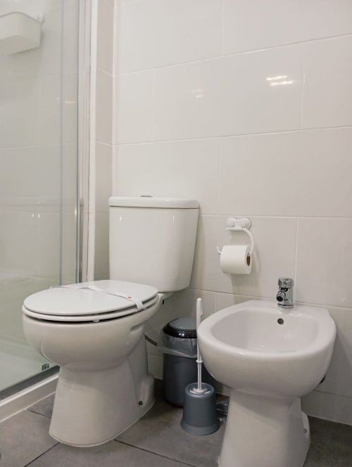 Casa de banho moderna com WC, bidé e chuveiro no hotel Sweet Home em Portimão