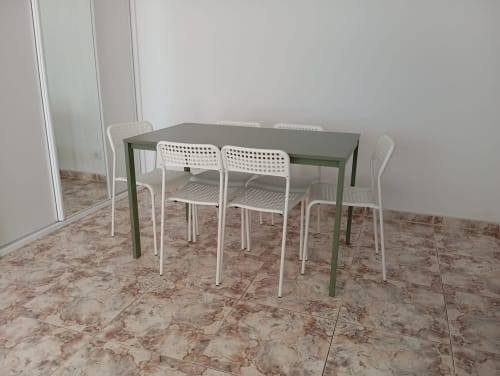 Mesa de jantar moderna com cadeiras brancas no quarto do hotel Sweet Home, Portimão Portugal