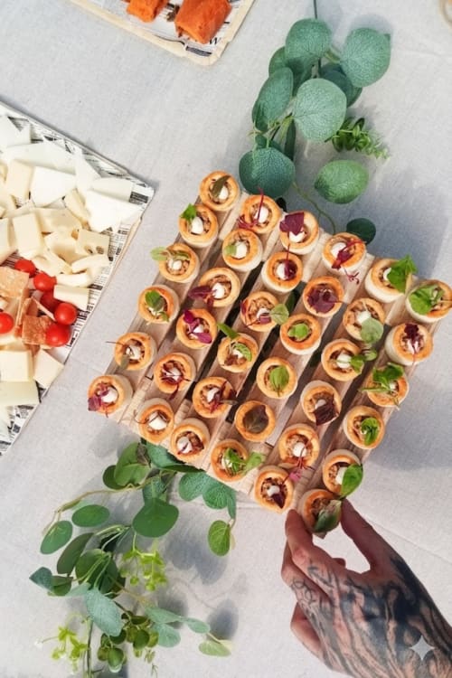 Aperitivos artesanales con hierbas frescas en Casa Grande do Soxal, un boutique B&B en Oza-Cesuras, España