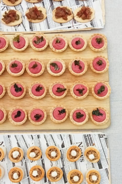 Tartas variadas con relleno de remolacha rosa y hierbas, tartas de manzana y tocino en Casa Grande do Soxal B&B