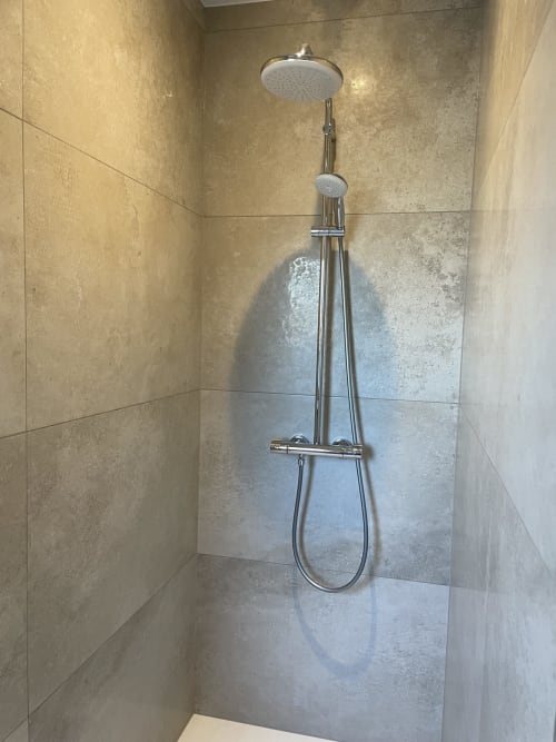 Douche moderne avec pommeau de pluie et douchette manuelle dans l'appartement La clé des vignes, Ribeauvillé