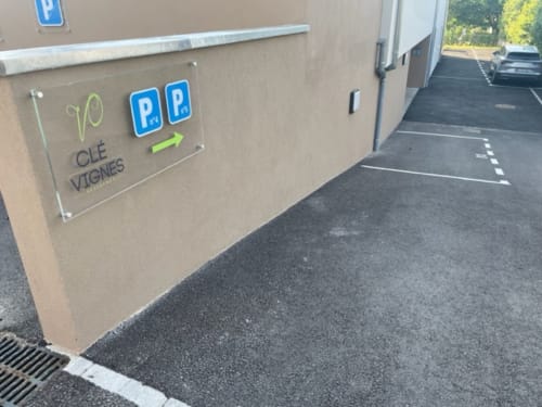 Panneau de parking pour l'appartement La clé des vignes à Ribeauvillé avec flèche directionnelle