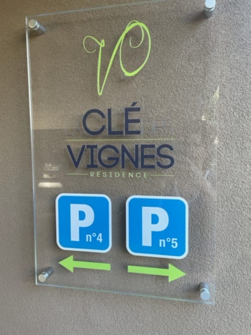 Panneau de signalisation du parking de la résidence La Clé des Vignes indiquant les places P4 et P5 avec flèches directionnelles à Ribeauvillé