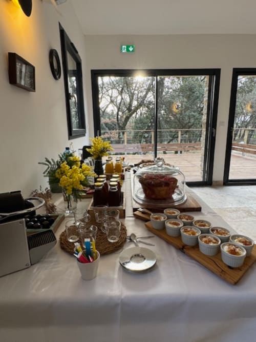 Élégant petit-déjeuner à la Maison Terre de Lune : pâtisseries, fleurs et vue sur la campagne de Mondragon