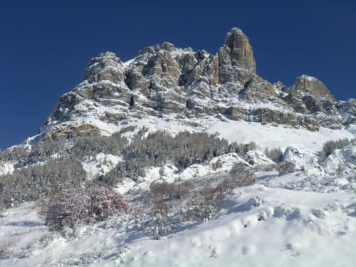 Sommets enneigés et versants forestiers près de l'Auberge du Pont de l'Alp au Monêtier-les-Bains