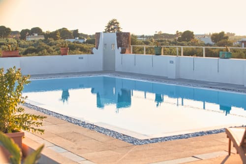 Piscina sulla terrazza di Villa Ceci ad Andria con acque cristalline, muri bianchi e vista panoramica.