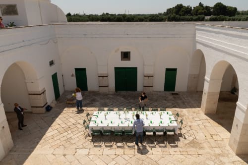 Tavolo da pranzo allestito nel cortile di Villa Ceci, Andria Italia con colonnati ad arco