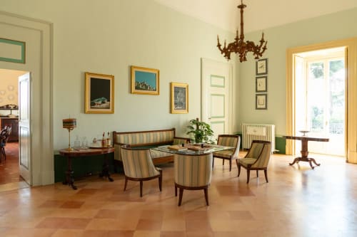 Elegante salotto di Villa Ceci B&B ad Andria con mobili d'epoca, sedie righe, lampadario e pavimento in cotto