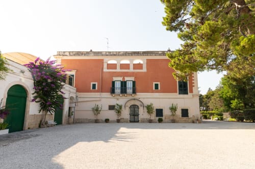 Villa Ceci B&B ad Andria, Italia - villa in terracotta con porta verde e buganvillea in fiore