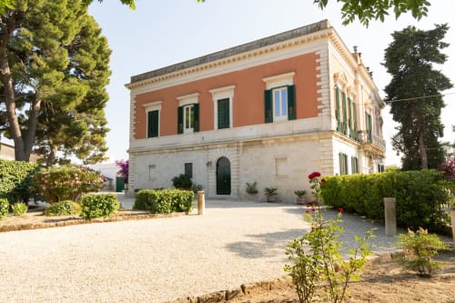 Villa Ceci bed and breakfast ad Andria, Italia - elegante facciata in terracotta e pietra con giardini curati