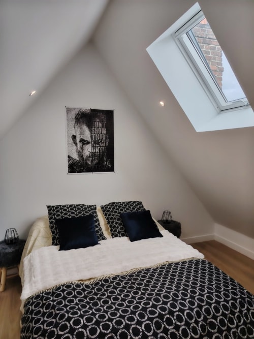 Chambre mansardée moderne avec lucarne à Skol In Normandy, parure de lit à motifs noir et blanc, style contemporain
