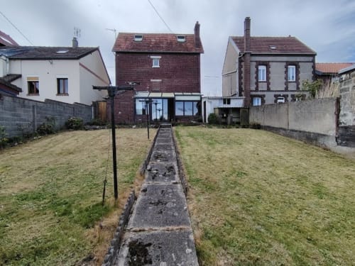 Chaumière en briques à Skol, Normandie, avec jardin, terrasse et allée en béton à Dieppe