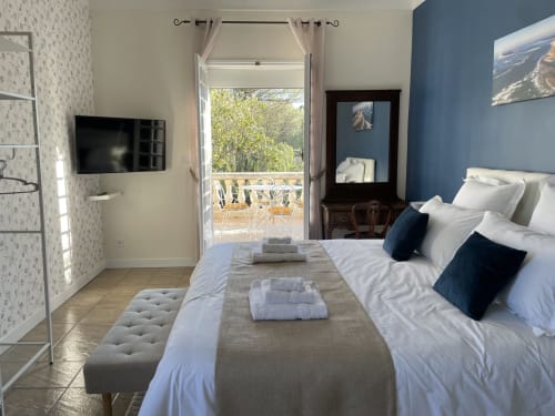 Chambre douillette à La Closerie B&B à La Redorte avec lit queen, terrasse privée, TV et vue sur le jardin
