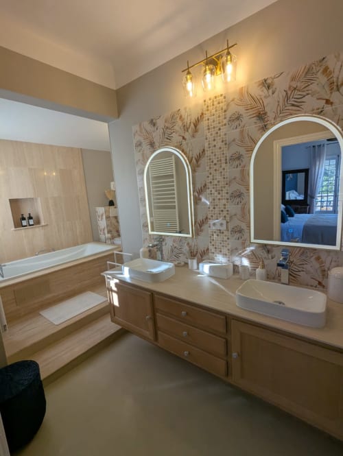 Salle de bains moderne avec vasques doubles, miroirs LED et meuble en bois à La Closerie B&B à La Redorte, France