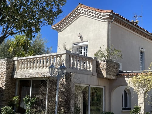Chambre d'hôtes La Closerie avec terrasse privée à La Redorte, balustrade en pierre et vue sur le jardin