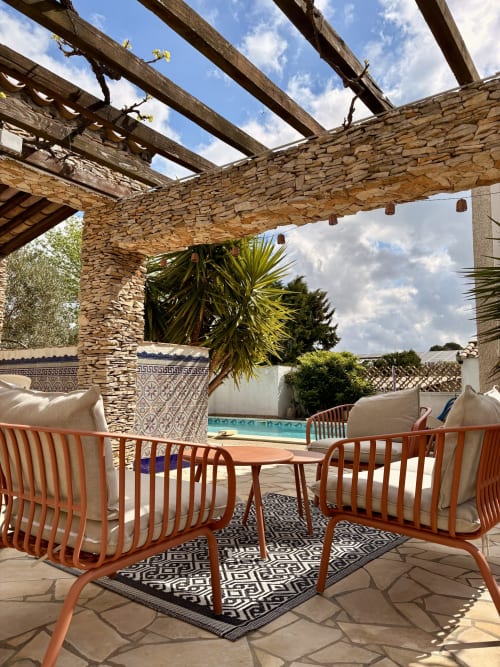 Terrasse privée de La Closerie B&B à La Redorte avec pergola en bois, vue sur la piscine et salon de jardin