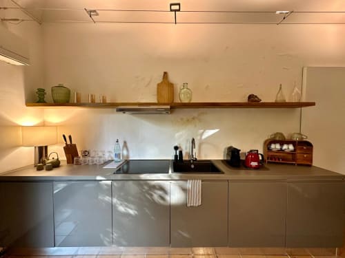 Cuisine accessible et moderne du La Fornace B&B à Alessandria avec évier en acier inoxydable, étagères en bois et décoration neutre