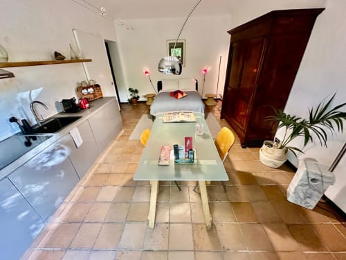 Camera accessibile presso La Fornace ad Alessandria con letto, tavolo da pranzo, angolo cottura e armadio