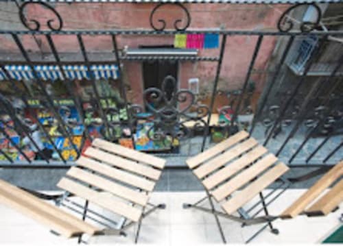 Terrazza sul tetto di TreSette Toledo Napoli con sdraio bianche e vista sulla città