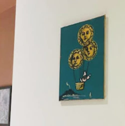 Tre volti dorati come palloncini su opera turchese al TreSette Toledo B&B di Napoli