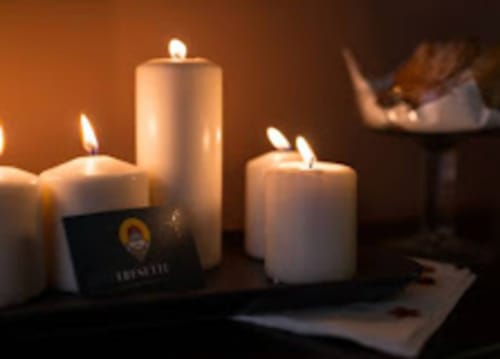 Candele accese con bagliore caldo presso il bed and breakfast boutique TreSette Toledo Napoli, creando un'atmosfera serale affascinante