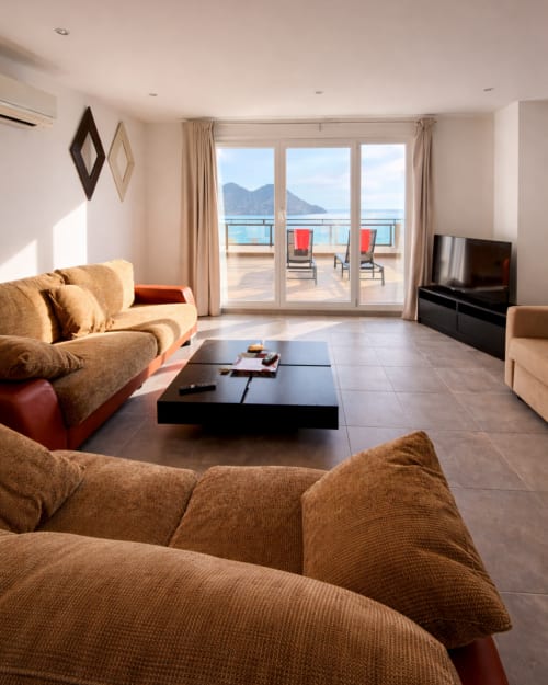 Sala de estar de lujo con vistas al mar en El Faro De Los Genoveses, San José Almería, con cómodos asientos y