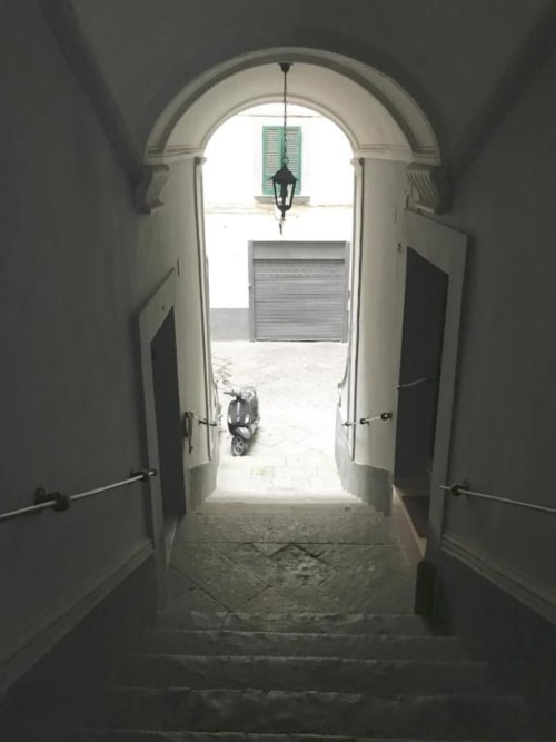 Ingresso con volta ad arco dell'appartamento TreSette Toledo a Napoli, si apre sulla terrazza con scooter e vista sulla città