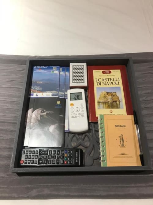 Servizi disponibili nella camera TreSette Toledo Napoli: telecomando, termostato, guida turistica, carte da gioco, quaderno e calcolatrice accesa